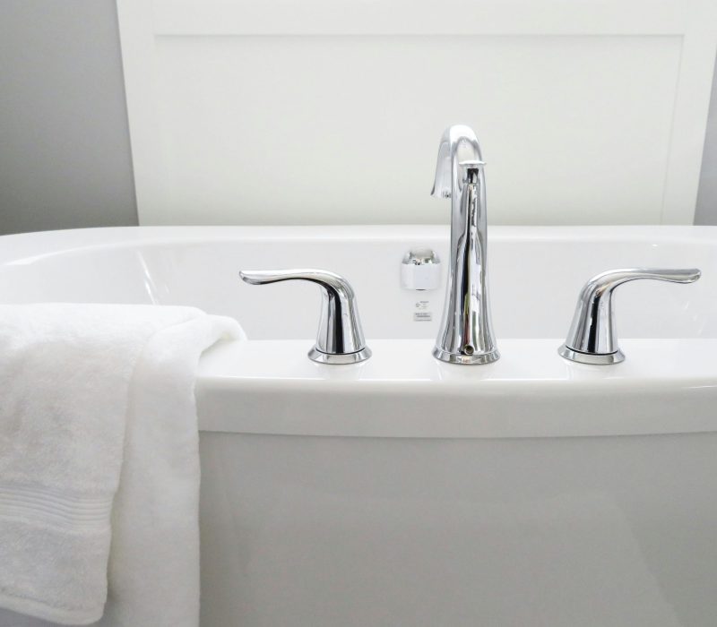 pexels-photo-534116-534116 Clean and modern white bathtub with chrome fixtures, perfect for sleek interior design.